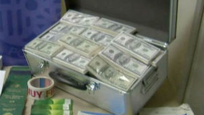 La crisis dobla la cifra de multimillonarios y diezma la de los menos ricos