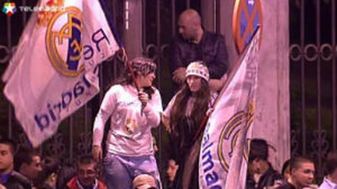 Más de tres mil aficionados festejaron el título del Madrid tras el partido de San Mamés