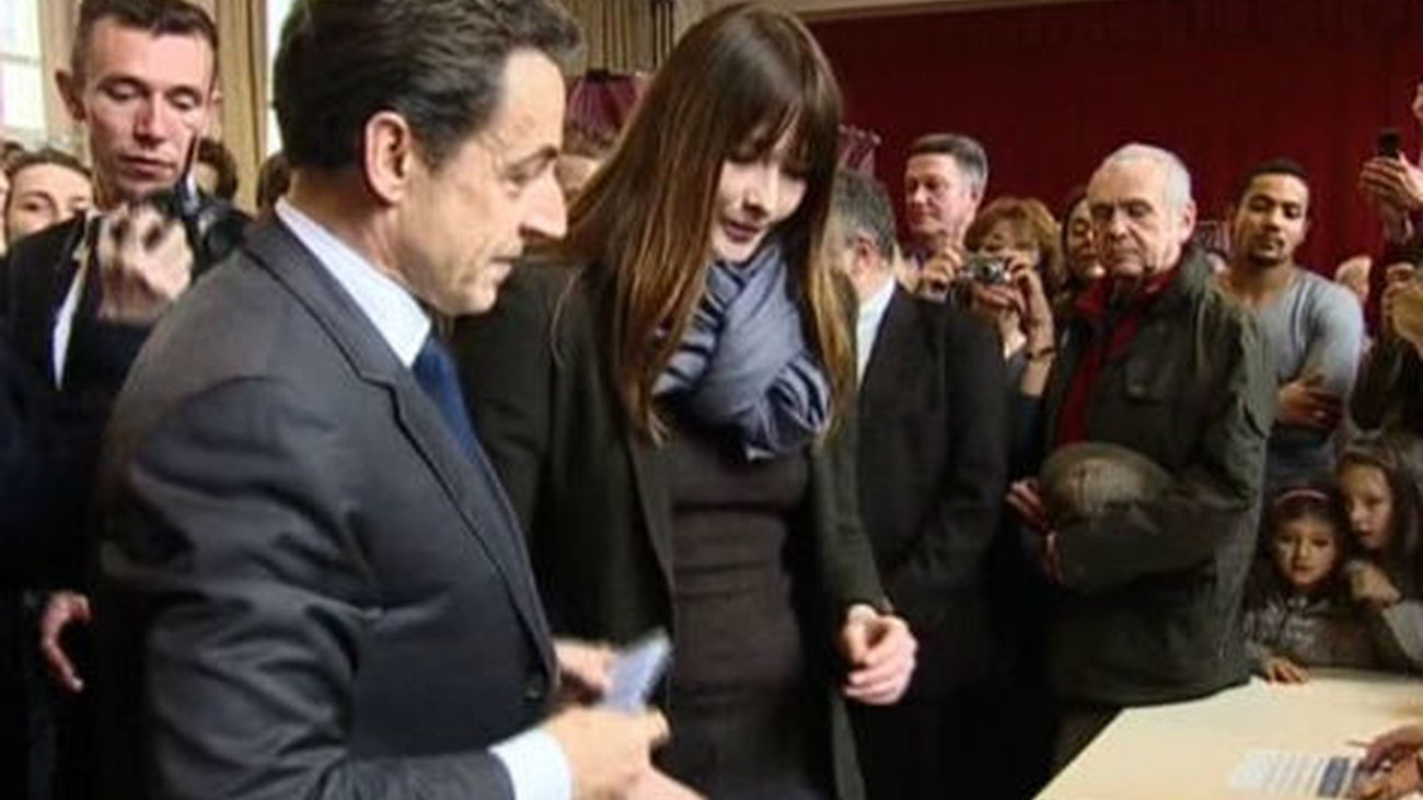 Sarkozy vota en las elecciones presidenciales en Francia
