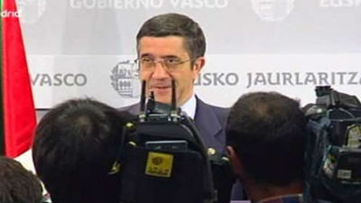 El lehendakari anuncia que no convoca elecciones y que seguirá con su proyecto