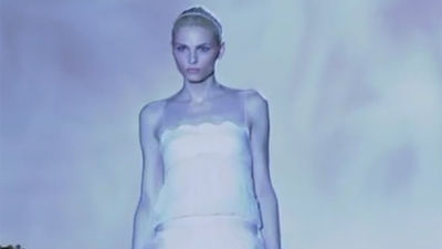 Los diseños de Clará realzan la feminidad del modelo andrógino Andrej Péjic