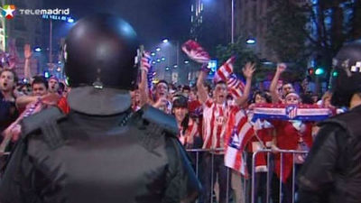 Miles de aficionados celebran en Neptuno la Liga Europa