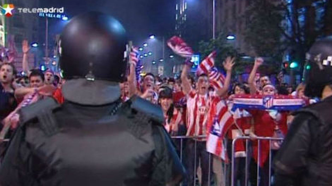 Miles de aficionados celebran en Neptuno la Liga Europa