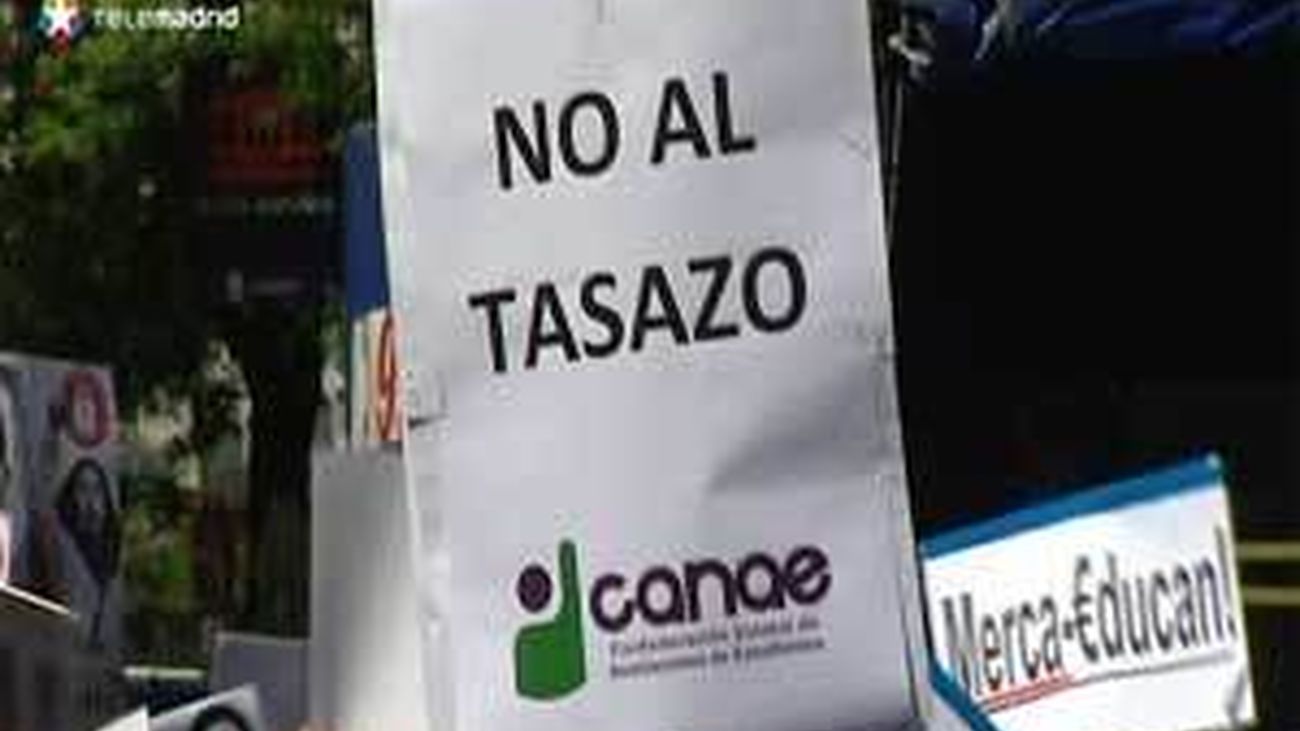 Unos 300 jóvenes secundan la concentración frente al Ministerio de Educación