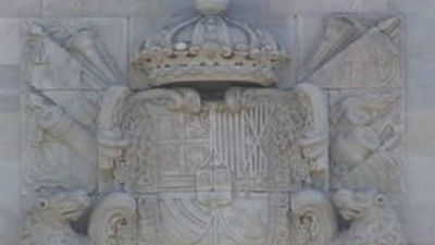 El Parlamento catalán decide reemplazar con una señera el escudo de España de su fachada