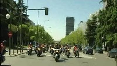 Centenares de moteros de Harley-Davidson desfilan por  las calles de Madrid
