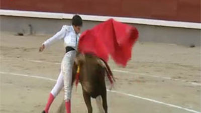 Gonzalo Caballero sorprende en Madrid, y como en Sevilla corta una oreja