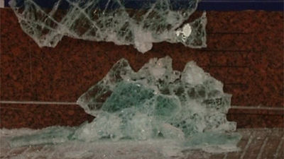 Roban en una tienda de telefonía en La Elipa tras romper la luna con mazas