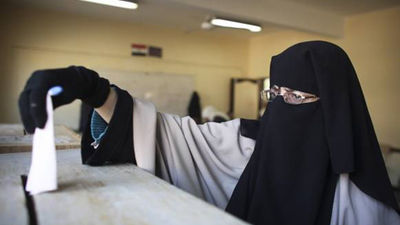 El "sí" parece imponerse en el referéndum egipcio entre denuncias de fraude