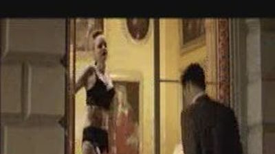 Paulina Rubio domina las artes del amor en "Boys will be boys"