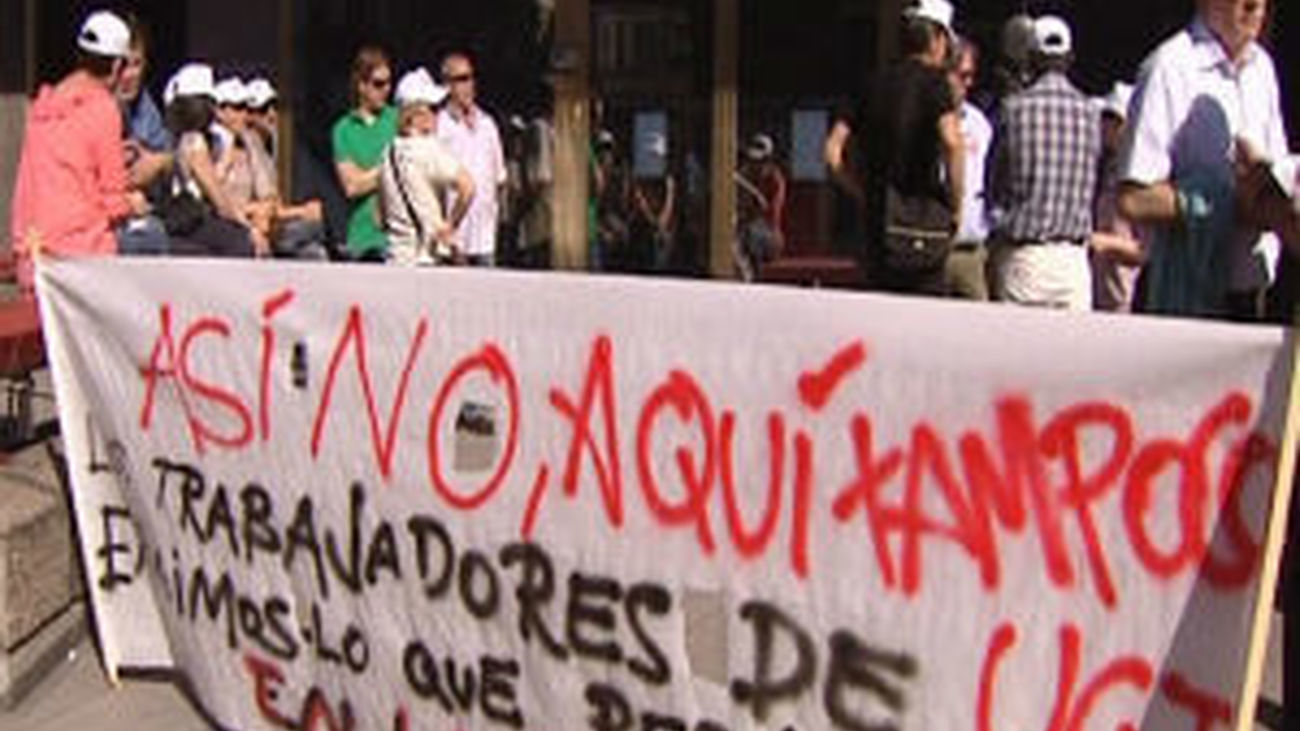 Los 36 empleados de UGT Madrid que serán despedidos protestan contra el ERE