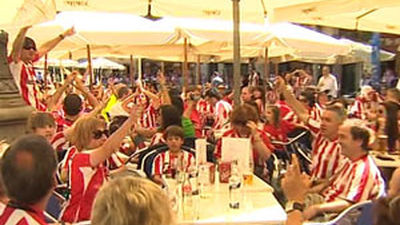 Los aficionados del Athletic ganan en colorido por las calles de Madrid