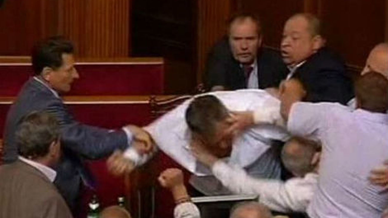 Proponen disolver el Parlamento ucraniano tras una pelea entre diputados