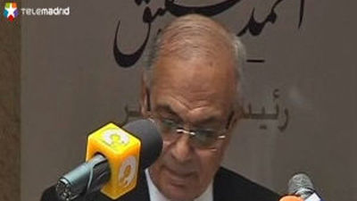 El candidato presidencial de Mubarak anuncia que pasa a la segunda vuelta de las presidenciales