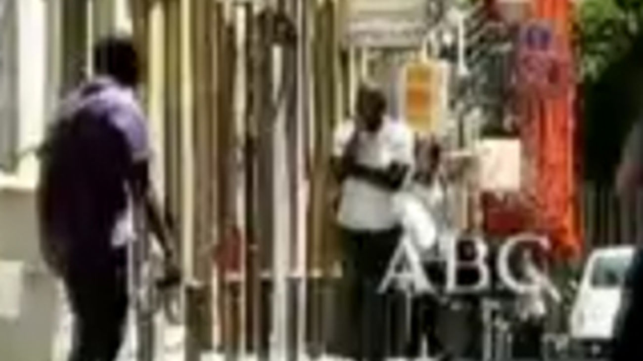 Un detenido y dos policías heridos al identificar a un inmigrante en Lavapiés