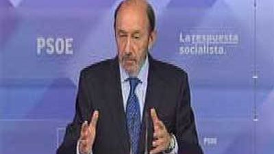 Rubalcaba coincide con Rajoy en que la banca no necesitará rescate