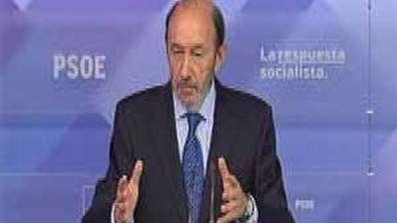 Rubalcaba coincide con Rajoy en que la banca no necesitará rescate