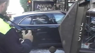 Un coche choca contra un quiosco de la ONCE y el vendedor queda herido