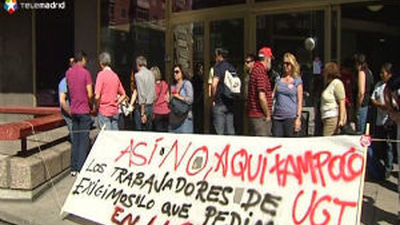 Una veintena de trabajadores de UGT Madrid se manifestan en el sindicato contra el ERE