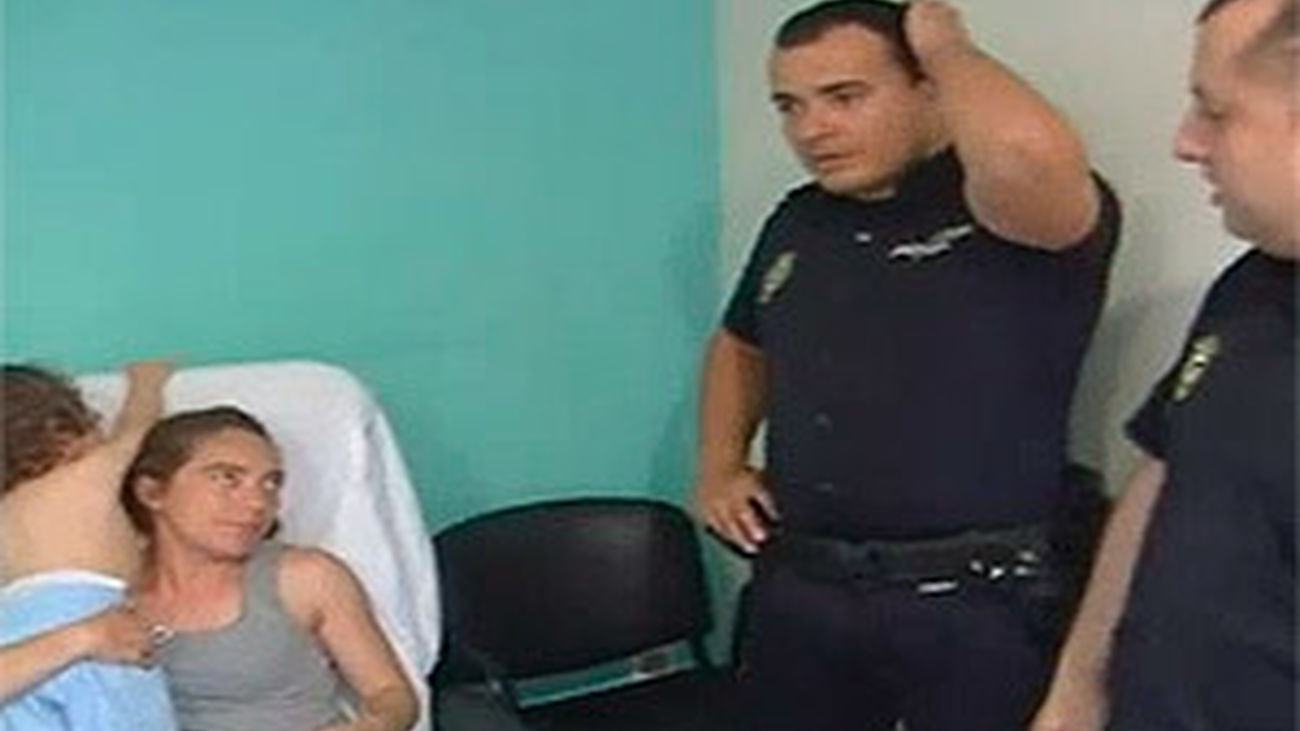 Dos policías salvan la vida a una niña en Alicante