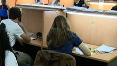 Los repetidores matriculan menos asignaturas suspensas por la subida de tasas