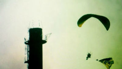 Greenpeace sobrevuela Garoña y lanza botes de humo sobre la central nuclear