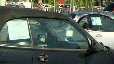 La avenida de España de Majadahonda se convierte en un "mercadillo" de coches de segunda mano
