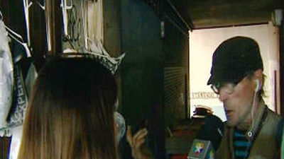 Un vagabundo con síndrome de diógenes acumula basura en un callejón del barrio de Embajadores