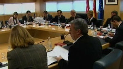UPyD contentos con la reducción de diputados, IU la estudiará y El PSOE habla de "cortina de humo"