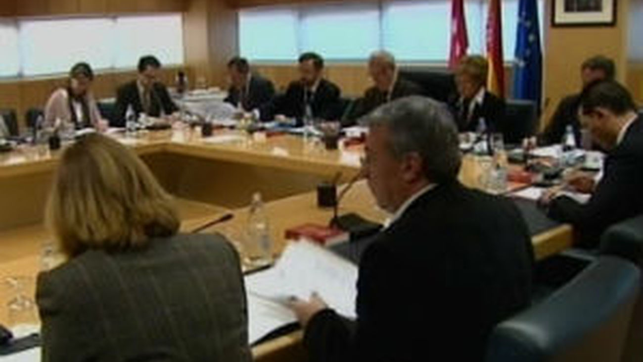 UPyD contentos con la reducción de diputados, IU la estudiará y El PSOE habla de "cortina de humo"