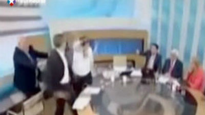 El portavoz del partido neonazi griego agrede a dos diputadas de la izquierda en un debate