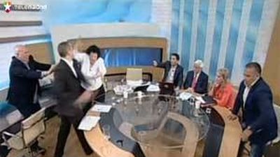 El portavoz de los neonazis griegos que agredió a dos candidatas sigue fugado