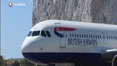 Miles de gibraltareños dan la bienvenida al príncipe Eduardo