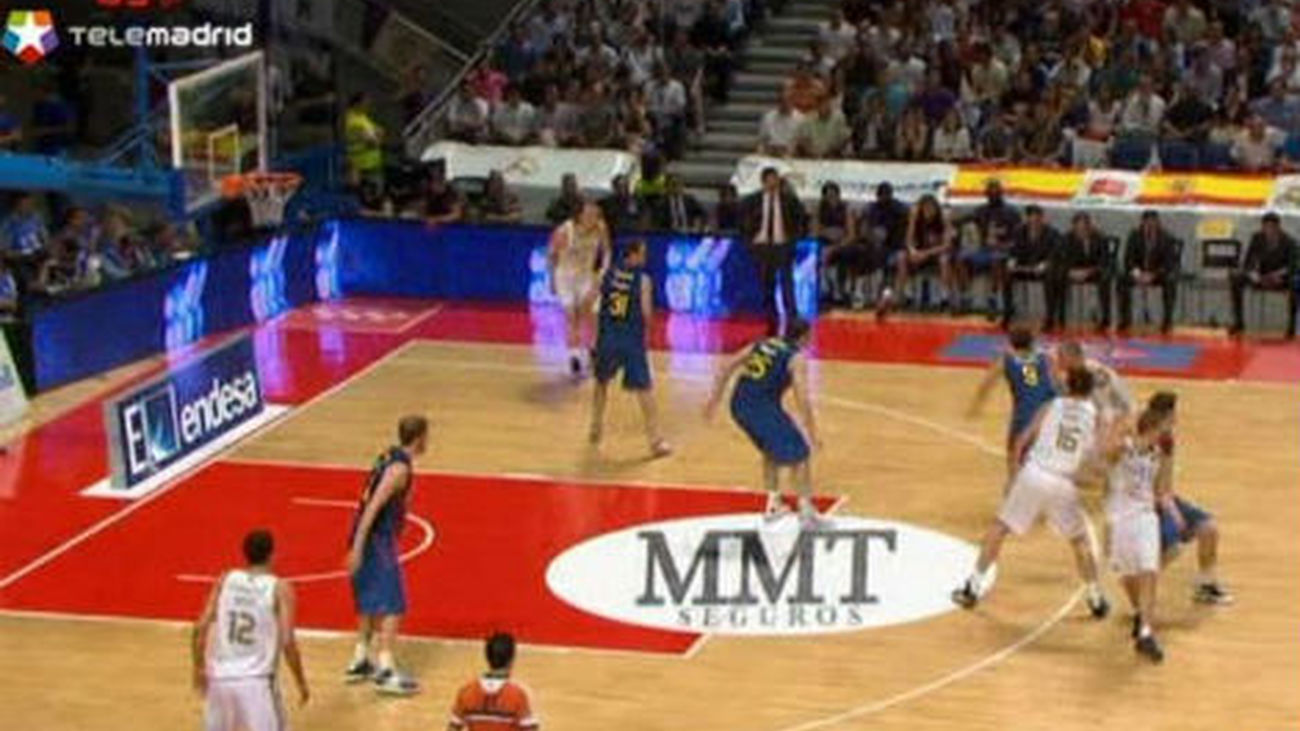 Real Madrid gana el tercer partido al Barcelona Regal y deja la final 2-1