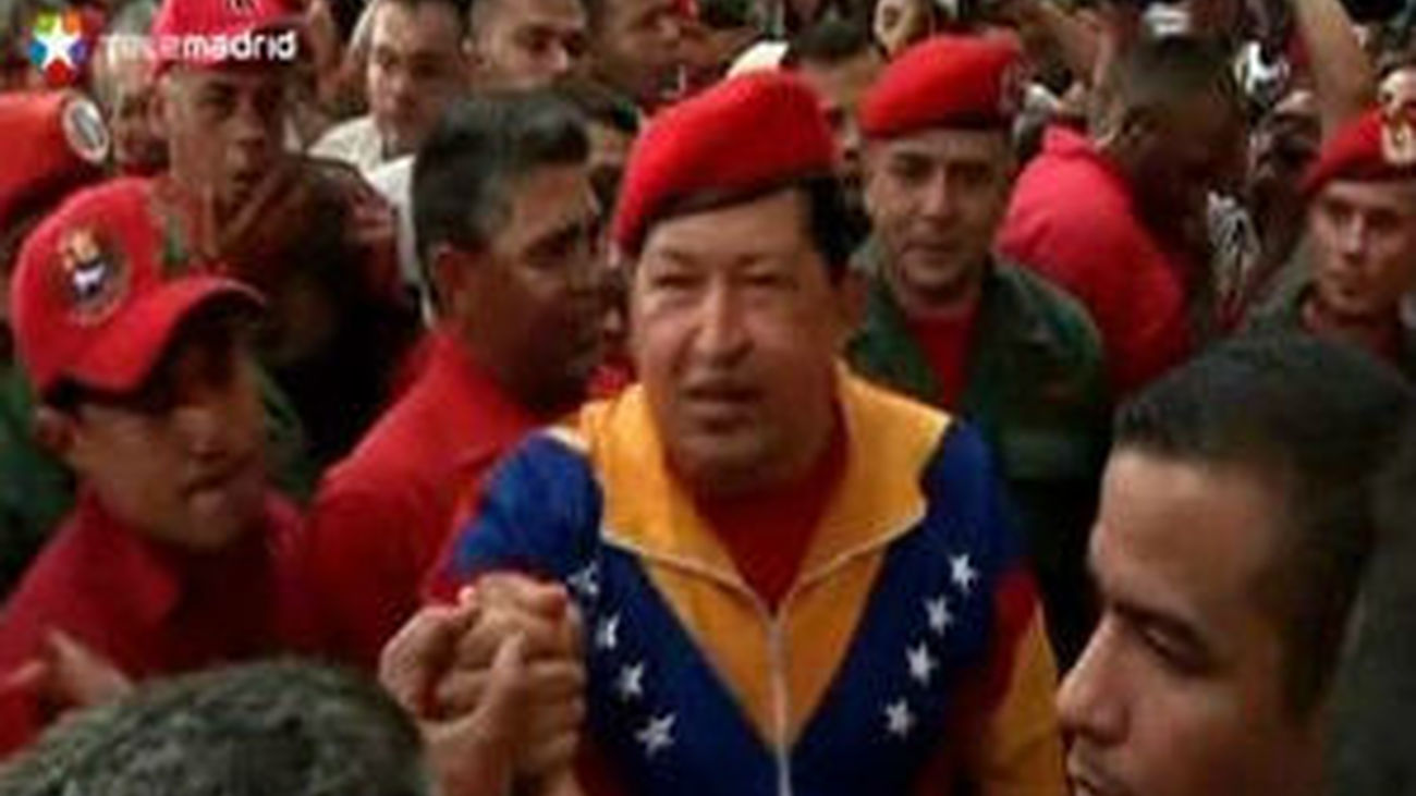 Chávez se inscribe como candidato entre canciones y promesas de socialismo