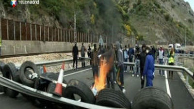 Los mineros bloquean los accesos a Asturias por la A-66 y atacan las vías de tren