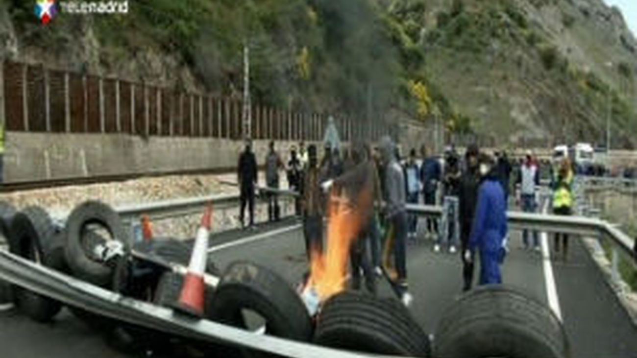 Los mineros bloquean los accesos a Asturias por la A-66 y atacan las vías de tren