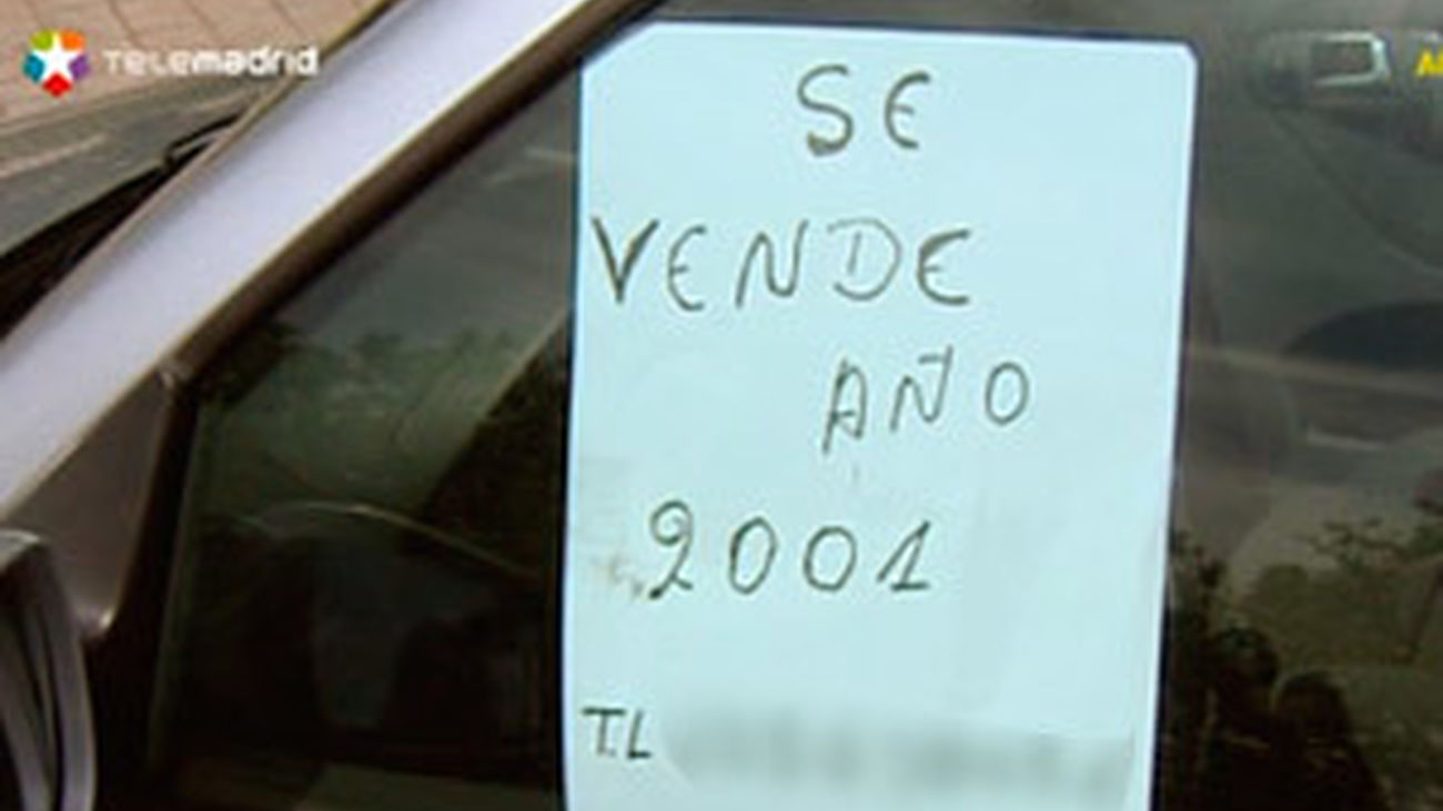 Mercadillo de coches en plena calle