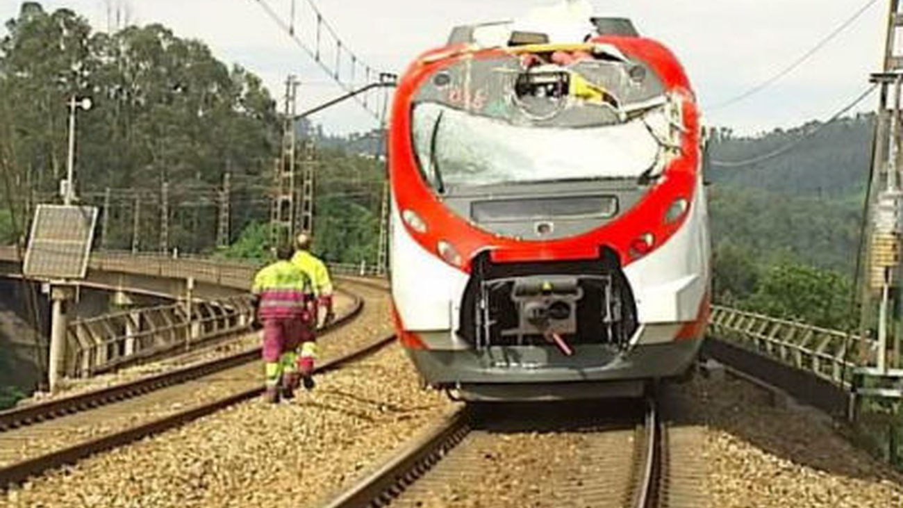 Un herido grave al chocar un tren con una barricada de troncos en Gijón