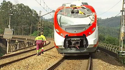 Un herido grave al chocar un tren con una barricada de troncos en Gijón