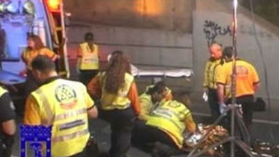 Fallece un motorista tras caer desde una altura de seis metros y ser atropellado