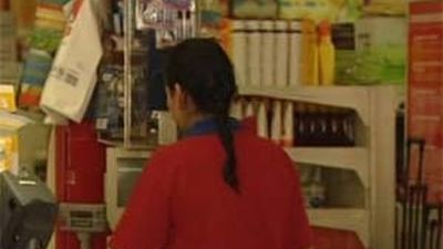 Roban en un supermercado y golpean a vigilante durante el partido de España