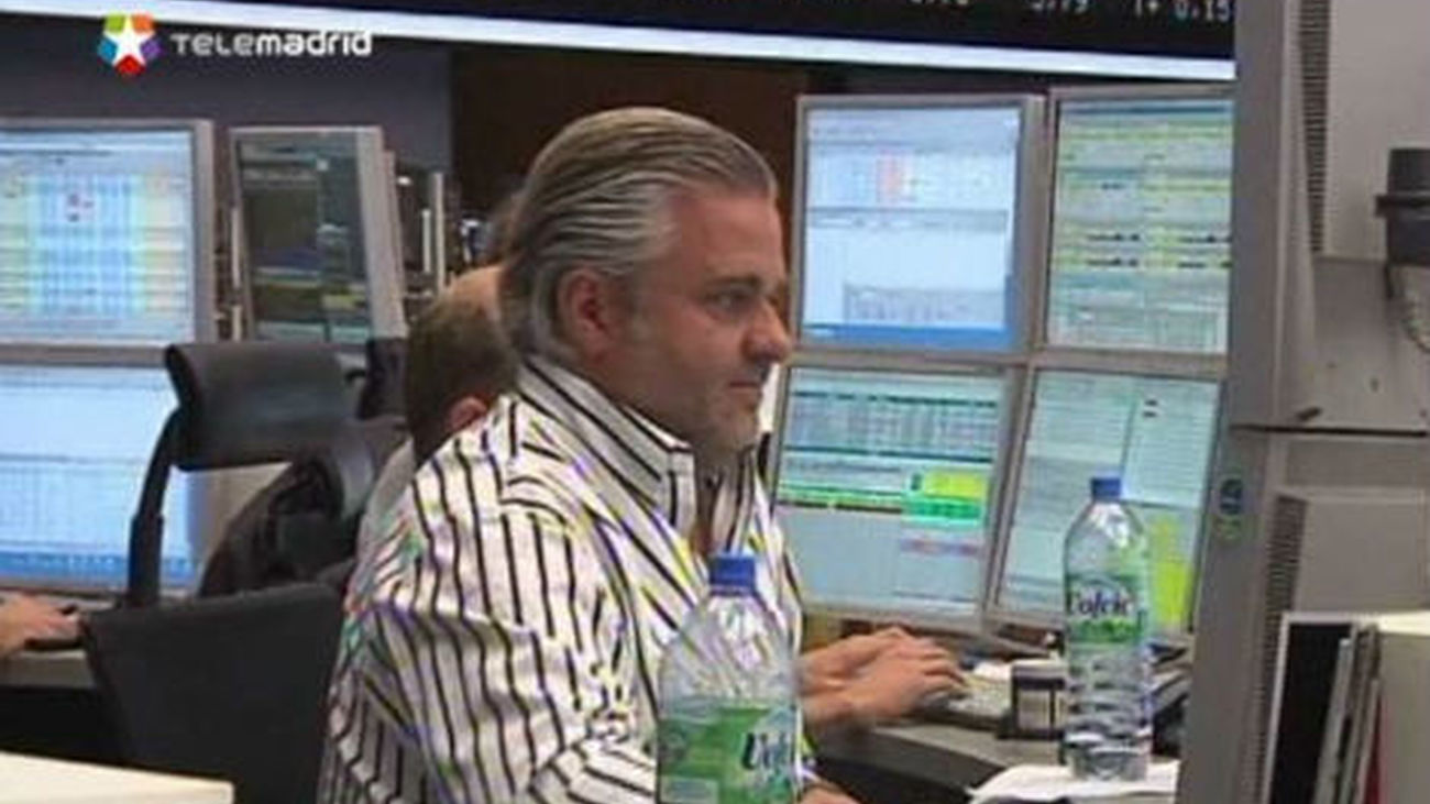 La prima de riesgo española cierra en su máximo de 543 puntos básicos, pendiente de Grecia