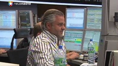 La prima de riesgo española cierra en su máximo de 543 puntos básicos, pendiente de Grecia