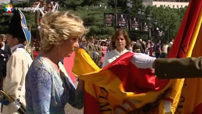 Aguirre, Botella y 370 civiles sellan su compromiso con España jurando la bandera