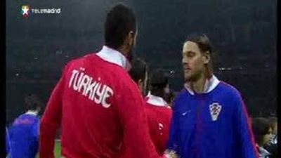 España decide el grupo huyendo de la sombra de la sospecha