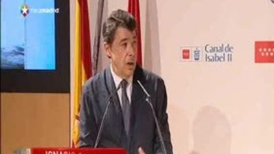 González entrega los premios del 2ª Concurso de pintura 'El agua y tú'