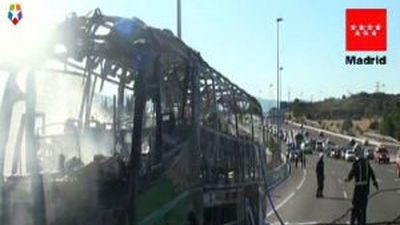 Los pasajeros consiguen salir ilesos del incendio de un bus en plena A-6