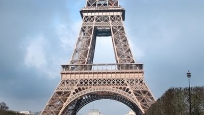 Un hombre se suicida lanzándose desde la Torre Eiffel