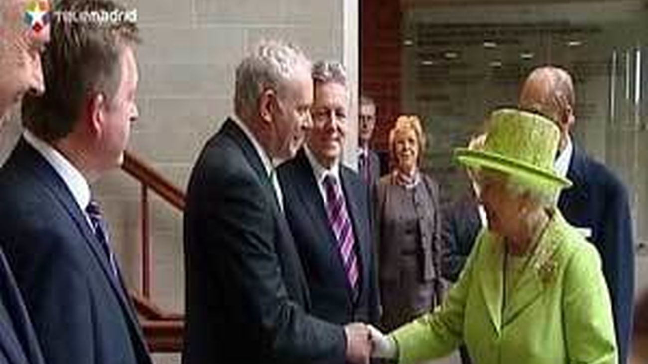 Isabel II y excomandante del  IRA,McGuinness, se dan la mano